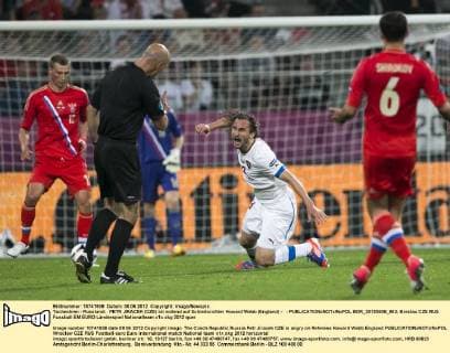 Tschechien - Russland: PETR JIRACEK (CZE) ist wütend auf Schiedsrichter Howard Webb (England) - -  BOR_20120608_863