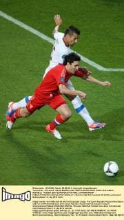 Tschechien - Russland: MILAN BAROS (CZE) JURIJ ZYRKOW (RUS) EURO 2012 CZECH REPUBLIC - RUSSIA UEFA EUROPEAN FOOTBALL CHAMPIONSHIP -  MAO120608_011