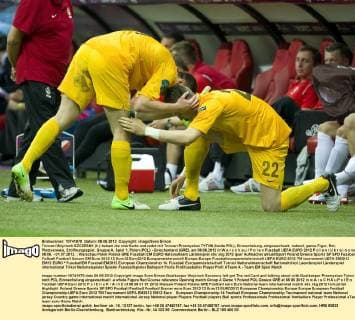 Torwart Wojciech SZCZESNY (li.) bekam die rote Karte und redet mit Torwart Przemyslaw TYTON (beide POL), Einwechslung, eingewechselt, redend, ganze Figur, Rot, Platzverweis, Eröffnungsspiel, Gruppe A, Spiel 1, Polen (POL) - Griechenland (GRE), am 08.06.2012 in W a r s c h a u P o l e n Fussball UEFA EURO 2012 P o l e n U k r a i n e vom 08.06. - 01.07.2012.