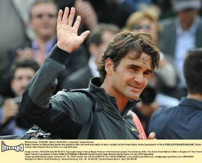 Roger Federer of Switzerland greets the audience after the semifinal match of men s singles at the French Open tennis tournament in Paris 