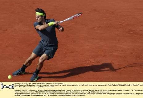 Roger Federer of Switzerland returns the ball during the semifinal match of men s singles at the French Open tennis tournament in Paris 