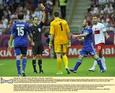 Wojciech Szczesny (C), goalkeeper of Poland receives a red card during the Group A match against Greece at the Euro 2012 football championship in Warsaw, Poland, June 8, 2012. (Xinhua Ma Ning) (jyc) POLAND-WARSAW-EURO 2012 FOOTBALL CHAMPIONSHIP-POLAND VS GREECE 