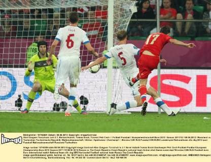 Alan Dzagoev Torschuss zum 3:1, Roman Hubnik, Tomas Sivok, Torwart Petr Cech Fußball Fussball Europameisterschaft Euro 2012 Saison 2011 12 08.06.2012 Russland vs. Tschechien Tschechische Republik Nationalmannschaft Aktion Spielszene Zweikampf