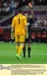 FUSSBALL EUROPAMEISTERSCHAFT 2012 VORRUNDE Polen - Griechenland 08.06.2012 Schiedsrichter Carlos Velasco Carballo (re) zeigt Torwart Wojciech Szczesny (li, Polen) die Rote Karte 