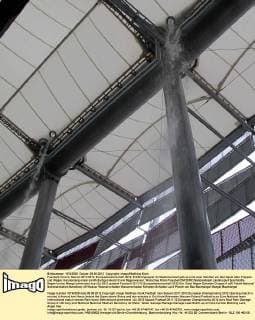 Fussball, Herren, Saison 2011 2012, Europameisterschaft 2012, Eröffnungsspiel im Stadionumlauf gab es rund zwei Stunden vor dem Spiel über Treppen und Wegen minutenlang einen sinnflutartigen Austritt von Regenwasser