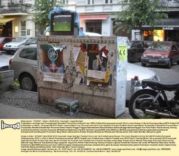 Fußballfans verfolgen das Fussballspiel Russland-Tschechien anlässlich der UEFA Fußball-Europameisterschaft 2012 in einer Kneipe in Berlin-Prenzlauer Berg UEFA Fußball EM - Fußballfans in Berlin