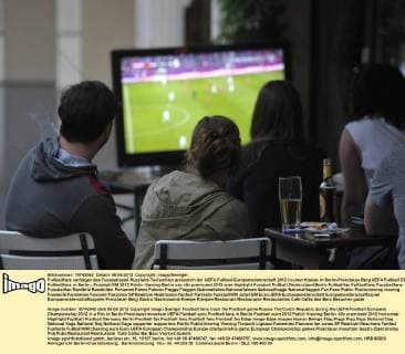 Fußballfans verfolgen das Fussballspiel Russland-Tschechien anlässlich der UEFA Fußball-Europameisterschaft 2012 in einer Kneipe in Berlin-Prenzlauer Berg UEFA Fußball EM - Fußballfans in Berlin