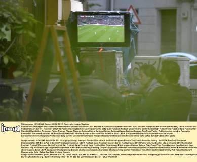 Fußballfans verfolgen das Fussballspiel Russland-Tschechien anlässlich der UEFA Fußball-Europameisterschaft 2012 in einer Kneipe in Berlin-Prenzlauer Berg UEFA Fußball EM - Fußballfans in Berlin