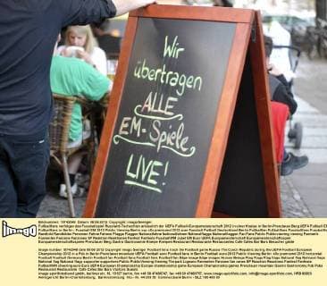 Fußballfans verfolgen das Fussballspiel Russland-Tschechien anlässlich der UEFA Fußball-Europameisterschaft 2012 in einer Kneipe in Berlin-Prenzlauer Berg UEFA Fußball EM - Fußballfans in Berlin