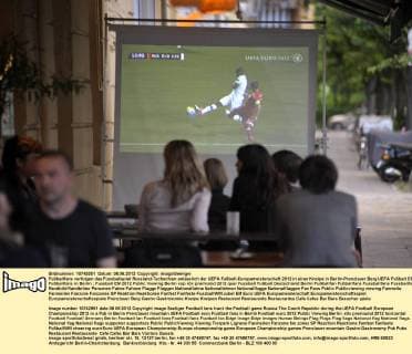 Fußballfans verfolgen das Fussballspiel Russland-Tschechien anlässlich der UEFA Fußball-Europameisterschaft 2012 in einer Kneipe in Berlin-Prenzlauer Berg UEFA Fußball EM - Fußballfans in Berlin
