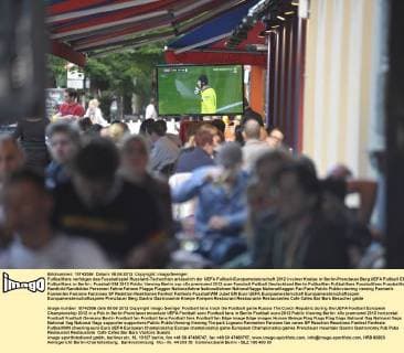 Fußballfans verfolgen das Fussballspiel Russland-Tschechien anlässlich der UEFA Fußball-Europameisterschaft 2012 in einer Kneipe in Berlin-Prenzlauer Berg UEFA Fußball EM - Fußballfans in Berlin