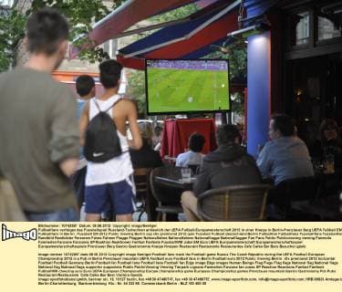 Fußballfans verfolgen das Fussballspiel Russland-Tschechien anlässlich der UEFA Fußball-Europameisterschaft 2012 in einer Kneipe in Berlin-Prenzlauer Berg UEFA Fußball EM - Fußballfans in Berlin