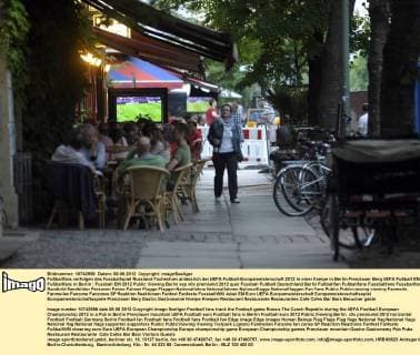 Fußballfans verfolgen das Fussballspiel Russland-Tschechien anlässlich der UEFA Fußball-Europameisterschaft 2012 in einer Kneipe in Berlin-Prenzlauer Berg UEFA Fußball EM - Fußballfans in Berlin