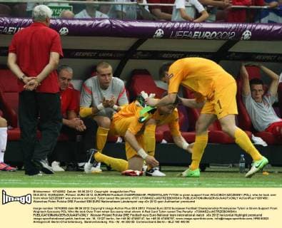 08.6.2012, WARSZAW, POland. EURO 2012, EUROPEAN Football CHAMPIONSHIP, PRZEMYSLAW TYTON is given support from WOJCIECH SZCZESNY (POL), who he took over from when SZCZESNY was shown a red card. Tyton saved the penalty xFOT.xTOMASZxJASTRZEBOWSKIx  ActionPlus11287450