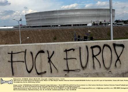 UEFA Euro 2012. Fuck Euro Schriftzug an einer Mauer vor dem Miejski Stadion