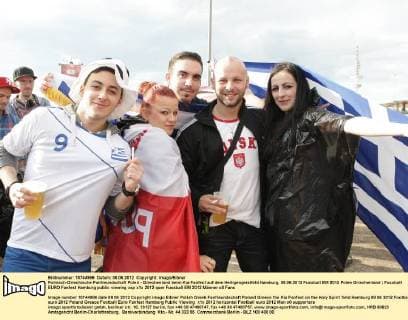 Polnisch-Griechische Fanfreundschaft Polen - Griechenland beim Kia Fanfest auf dem Heiligengeistfeld Hamburg, 08.06.2012 Fussball EM 2012 Polen Griechenland