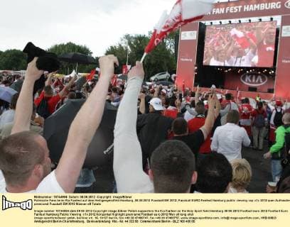 Polnische Fans beim Kia Fanfest auf dem Heiligengeistfeld Hamburg, 08.06.2012 Fussball EM 2012