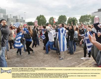 Griechische Fans beim Kia Fanfest auf dem Heiligengeistfeld Hamburg, 08.06.2012 Fussball EM 2012