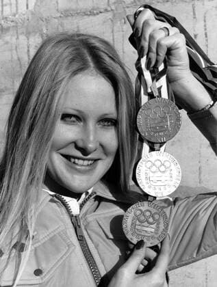Hostess Michaela präsentiert die Medaillen für die Olympischen Winterspiele 1976 in Innsbruck