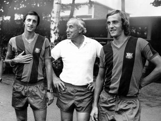 Trainer Hennes Weisweiler (Mitte) zwischen Johan Cruyff (li.) und Johan Neeskens (alle FC Barcelona)