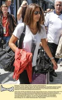 Silvia Meichel, Freundin von Mario Gomez bei der Anreise am Flughafen Lviv, Frau, Ehefrau, Partnerin, Freundin, zusammen, Spielerfrau, Begleitung, weiblich, wife, woman, DEUTSCHLAND, Gruppenspiel, Gruppe B , Deutsche Fussball Nationalmannschaft, DFB EM Euro 2012 am 09.06.2012 in Lviv, Lemberg