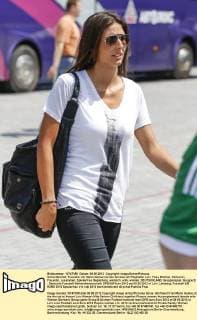 Silvia Meichel, Freundin von Mario Gomez bei der Anreise am Flughafen Lviv, Frau, Ehefrau, Partnerin, Freundin, zusammen, Spielerfrau, Begleitung, weiblich, wife, woman, DEUTSCHLAND, Gruppenspiel, Gruppe B , Deutsche Fussball Nationalmannschaft, DFB EM Euro 2012 am 09.06.2012 in Lviv, Lemberg