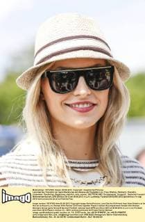 Lena Gercke, Freundin von Sami Khedira bei der Anreise am Flughafen Lviv, Frau, Ehefrau, Partnerin, Freundin, zusammen, Spielerfrau, Begleitung, weiblich, wife, woman, DEUTSCHLAND, Gruppenspiel, Gruppe B , Deutsche Fussball Nationalmannschaft, DFB EM Euro 2012 am 09.06.2012 in Lviv, Lemberg