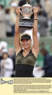 PARIS, 09.06.2012, Maria Sharapova (RUS) nach Ihrem Sieg mit dem Pokal Suzanne Lenglen bei den Tennis French Open 2012 Finale in Paris