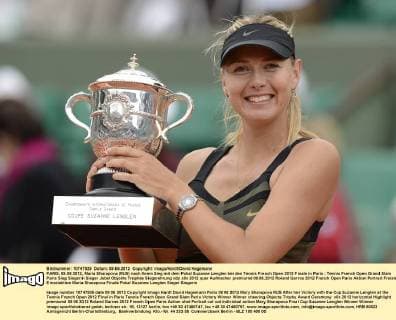 PARIS, 09.06.2012, Maria Sharapova (RUS) nach Ihrem Sieg mit dem Pokal Suzanne Lenglen bei den Tennis French Open 2012 Finale in Paris