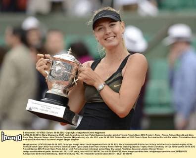 PARIS, 09.06.2012, Maria Sharapova (RUS) nach Ihrem Sieg mit dem Pokal Suzanne Lenglen bei den Tennis French Open 2012 Finale in Paris