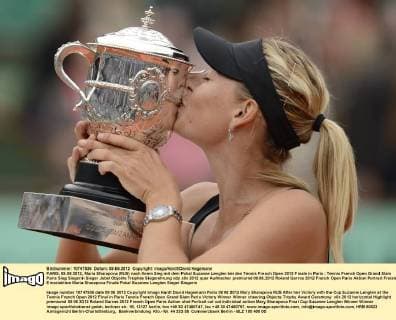 PARIS, 09.06.2012, Maria Sharapova (RUS) nach Ihrem Sieg mit dem Pokal Suzanne Lenglen bei den Tennis French Open 2012 Finale in Paris