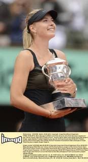 PARIS, 09.06.2012, Maria Sharapova (RUS) nach Ihrem Sieg mit dem Pokal Suzanne Lenglen bei den Tennis French Open 2012 Finale in Paris