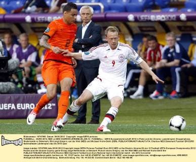 FUSSBALL - EURO 2012, NED vs DEN CHARKIW,UKRAINE,09.JUN.12 - FUSSBALL - UEFA Europameisterschaft 2012 in Polen und der Ukraine, Laenderspiel, Gruppenphase, Niederlande vs Dänemark. Bild zeigt Gregory van der Wiel (NED) und Michael Krohn-Dehli (DEN). 