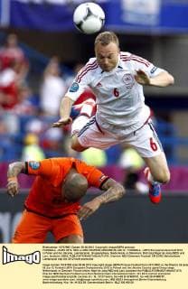 FUSSBALL - EURO 2012, NED vs DEN CHARKIW,UKRAINE,09.JUN.12 - FUSSBALL - UEFA Europameisterschaft 2012 in Polen und der Ukraine, Laenderspiel, Gruppenphase, Niederlande vs Dänemark. Bild zeigt Nigel de Jong (NED) und Lars Jacobsen (DEN). 