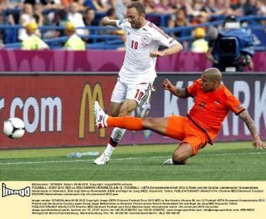 FUSSBALL - EURO 2012, NED vs DEN CHARKIW,UKRAINE,09.JUN.12 - FUSSBALL - UEFA Europameisterschaft 2012 in Polen und der Ukraine, Laenderspiel, Gruppenphase, Niederlande vs Dänemark. Bild zeigt Dennis Rommedahl (DEN) und Nigel de Jong (NED). Keywords: Tattoo. 