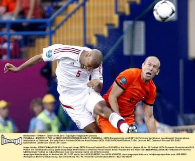 FUSSBALL - EURO 2012, NED vs DEN CHARKIW,UKRAINE,09.JUN.12 - FUSSBALL - UEFA Europameisterschaft 2012 in Polen und der Ukraine, Laenderspiel, Gruppenphase, Niederlande vs Dänemark. Bild zeigt Simon Poulsen (DEN) und Arjen Robben (NED). 