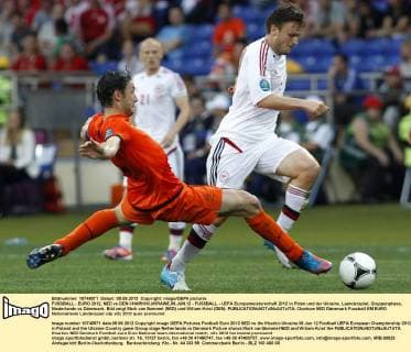 FUSSBALL - EURO 2012, NED vs DEN CHARKIW,UKRAINE,09.JUN.12 - FUSSBALL - UEFA Europameisterschaft 2012 in Polen und der Ukraine, Laenderspiel, Gruppenphase, Niederlande vs Dänemark. Bild zeigt Mark van Bommel (NED) und Wiliam Kvist (DEN). 