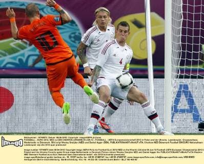 FUSSBALL - EURO 2012, NED vs DEN CHARKIW,UKRAINE,09.JUN.12 - FUSSBALL - UEFA Europameisterschaft 2012 in Polen und der Ukraine, Laenderspiel, Gruppenphase, Niederlande vs Dänemark. Bild zeigt Wesley Sneijder (NED) und Daniel Agger (DEN). 