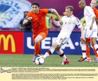 FUSSBALL - EURO 2012, NED vs DEN CHARKIW,UKRAINE,09.JUN.12 - FUSSBALL - UEFA Europameisterschaft 2012 in Polen und der Ukraine, Laenderspiel, Gruppenphase, Niederlande vs Dänemark. Bild zeigt Mark van Bommel (NED) und Michael Krohn-Dehli (DEN). 