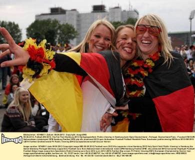 09.06.2012, Fußball-EM 2012, Kia Fan Fest Hamburg 2012 Heiligengeistfeld. Public-Viewing in Hamburg beim Spiel Deutschland - Portugal. Deutschland Fans