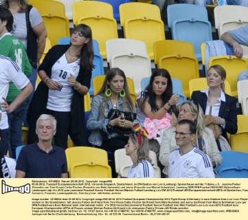 09.06.2012, Fussball Europameisterschaft 2012, Vorrunde Gruppe A, Deutschland, im EM-Stadion von Lviv (Lemberg). Spielerfrauen auf der Tribüne, v.li.: Jessica Farber (Freundin von Toni Kroos) Cathy Fischer (Freundin von Mats Hummels) und Jenny (Freundin von Marcel Schmelzer)