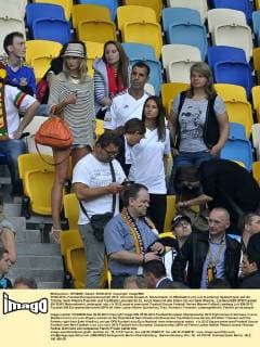 09.06.2012, Fussball Europameisterschaft 2012, Vorrunde Gruppe A, Deutschland, im EM-Stadion von Lviv (Lemberg). Spielerfrauen auf der Tribüne. Sami Khedira Freundin und Top-Model Lena Gercke (li., kurze Hose) mit den Eltern (re) von Sami Khedira.