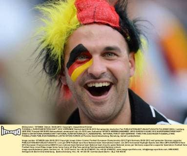 FUSSBALL EUROPAMEISTERSCHAFT 2012 VORRUNDE Deutschland 09.06.2012 Gut gelaunter deutscher Fan  FUL2090612002c