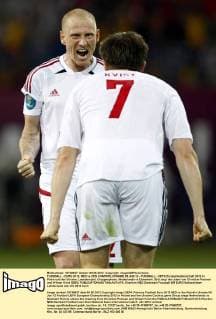 FUSSBALL - EURO 2012, NED vs DEN CHARKIW,UKRAINE,09.JUN.12 - FUSSBALL - UEFA Europameisterschaft 2012 in Polen und der Ukraine, Laenderspiel, Gruppenphase, Niederlande vs Dänemark. Bild zeigt den Jubel von Christian Poulsen und Wiliam Kvist (DEN). 