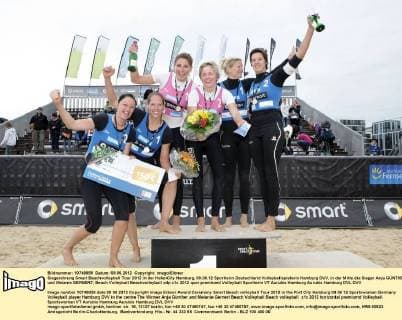 Siegerehrung Smart Beachvolleyball Tour 2012 in der HafenCity Hamburg, 09.06.12 Sportlerin Deutschland Volleyballspielerin Hamburg DVV, in der Mitte die Sieger Anja GÜNTHER und Melanie GERNERT