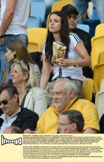 FUSSBALL EUROPAMEISTERSCHAFT 2012 VORRUNDE Deutschland 09.06.2012 Freundin von Marcel Schmelzer Jenny  FUL2090612010c