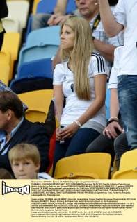 FUSSBALL EUROPAMEISTERSCHAFT 2012 VORRUNDE Deutschland 09.06.2012 Sandra Schönig (Freundin von Andre Schürrle) zu Gast auf der Tribüne  FUL2090612011