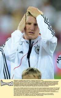 FUSSBALL EUROPAMEISTERSCHAFT 2012 VORRUNDE Deutschland - Portugal 09.06.2012 Bastian Schweinsteiger (Deutschland)  FUL2090612011
