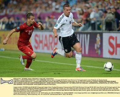 FUSSBALL EUROPAMEISTERSCHAFT 2012 VORRUNDE Deutschland - Portugal 09.06.2012 Joao Pereira (li, Portugal) gegen Lukas Podolski (re, Deutschland) 