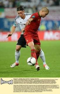 FUSSBALL EUROPAMEISTERSCHAFT 2012 VORRUNDE Deutschland - Portugal 09.06.2012 Pepe (Portugal) vor Mesut Özil (Deutschland) 
